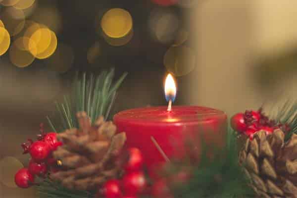 1 Advent Sprüche: Eine Kerze auf dem Adventskranz